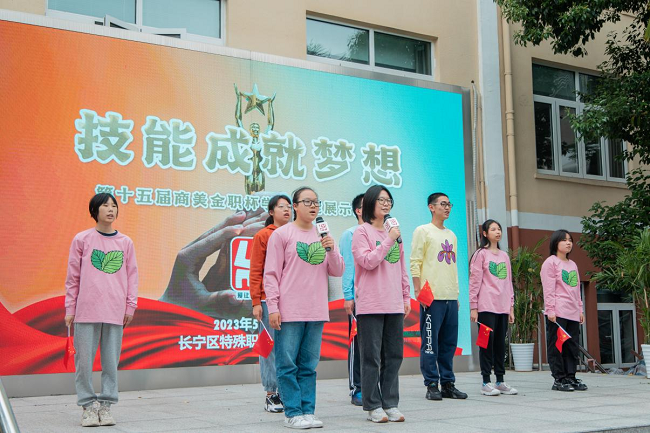 校企合作凝聚公益力量，富士instax向上海市长宁区特殊职业技术学校捐赠拍立得相机